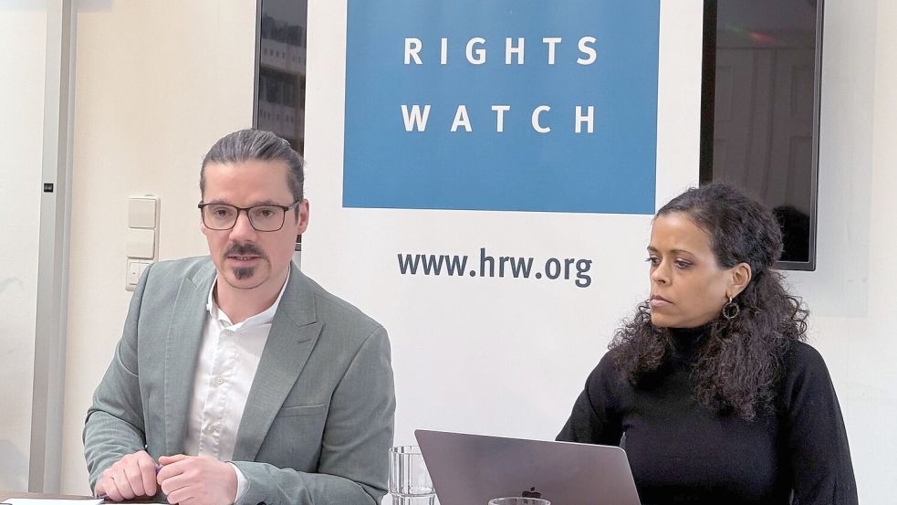 HRW-Deutschlanddirektor Philipp Frisch (l) und HRW-Rassismusforscherin Almaz Teffera zeichneten ein düsteres Bild der Weltlage. Foto: Anne-Beatrice Clasmann