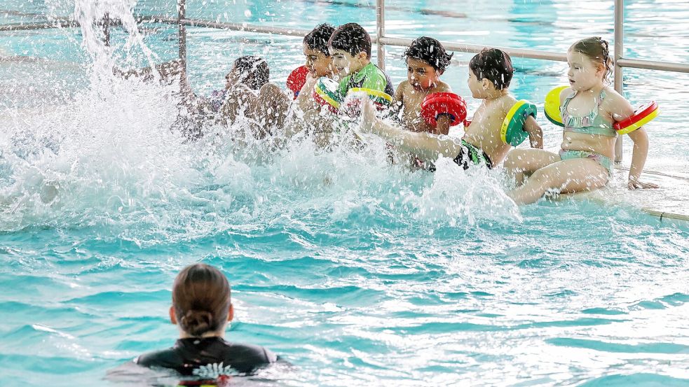 Spaß im Schwimmbad: In den Schwimmkursen gewöhnen sich die Kindergartenkinder ans Wasser und verlieren bestenfalls die Angst davor. Foto: Jörn Martens