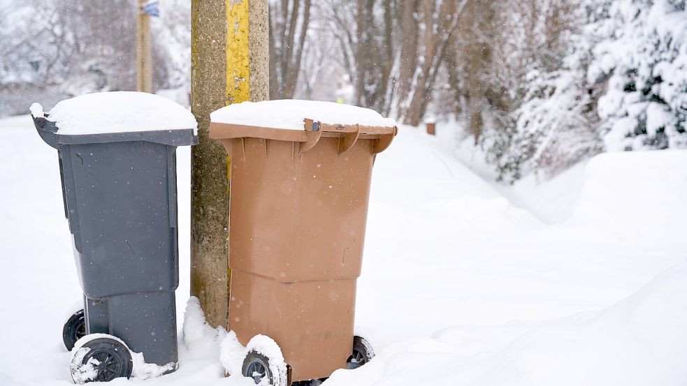 Bereits mehrmals ist die Müllabfuhr wegen des Winterwetters in den letzten Wochen ausgefallen. Auch heute werden OSB und Awigo die Tonnen stehenlassen. Foto: IMAGO/Zoonar.com/HEIKO KUEVERLING