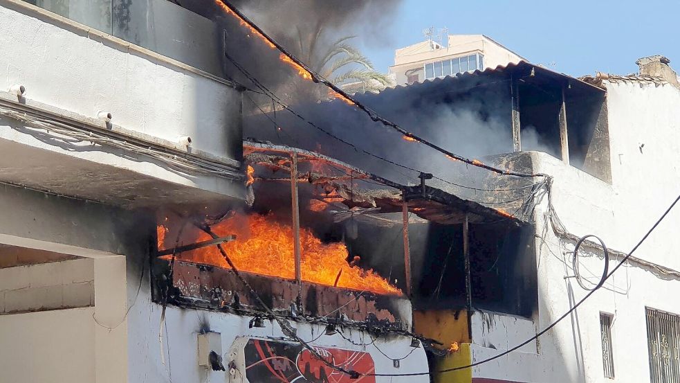 Münsterländer „Kegelbrüder“ sollen für den Brand des Daches der Bar „Why not Mallorca“ verantwortlich sein, so die Staatsanwaltschaft. Foto: 5vision
