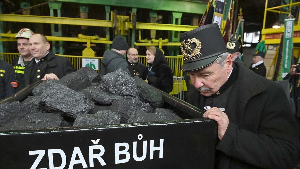 Bergleute bringen die symbolische letzte Lore an die Oberfläche. Foto: O·ana Jaroslav/CTK/dpa