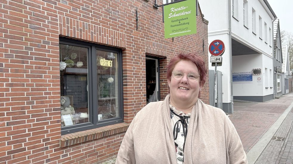 Christina Bohnhorst ist mit ihrer Kreativschneiderei von Dornum in die Auricher Lilienstraße umgezogen. Foto: Mieke Matthes