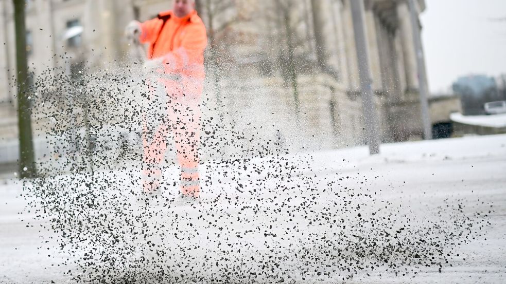 Die Berliner Stadtreinigung (BSR) hat mit dem Winterdienst alle Hände voll zu tun. Foto: Sebastian Christoph Gollnow/dpa