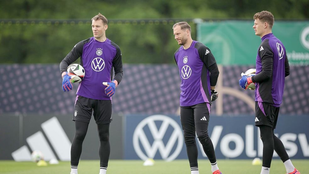 Oliver Baumann (m) ist die aktuelle Nummer 1 im DFB-Tor. (Archivbild) Foto: Christian Charisius