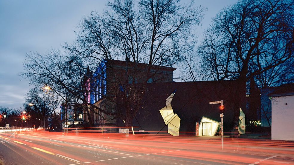 Harmonische Einheit: Der Anbau des Felix-Nussbaum-Hauses im Abendlicht, umgeben vom Lichterband der vorbeifahrenden Autos. Foto: Erieta Attali