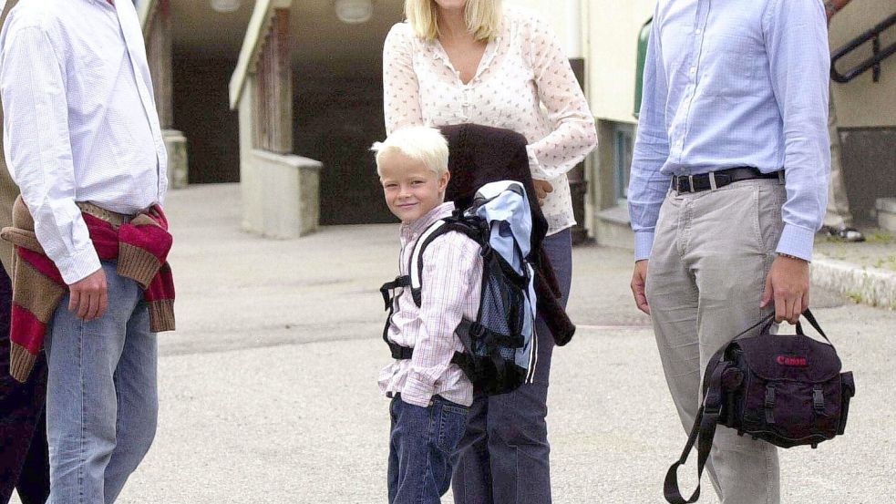 Morten Borg (links), pflegt zu Mette-Marit und ihrem gemeinsamen Sohn Marius ein respektvolles Verhältnis. Hier waren sie im Jahr 2003 zusammen bei der Schuleinführung von Marius. Foto: IMAGO/Capital Pictures