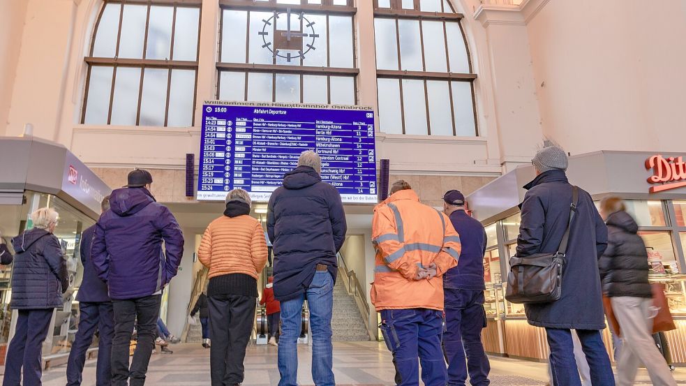Mitarbeiter der Deutschen Bahn versammeln sich in der Osnabrücker Bahnhofshalle. Foto: Sebastian Dannenberg