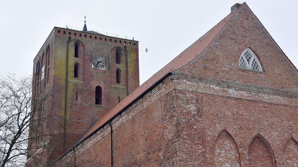 An den Außenmauern und den Zifferblättern der Marienkirche in Marienhafe nagt der Zahn der Zeit. Foto: Thomas Dirks