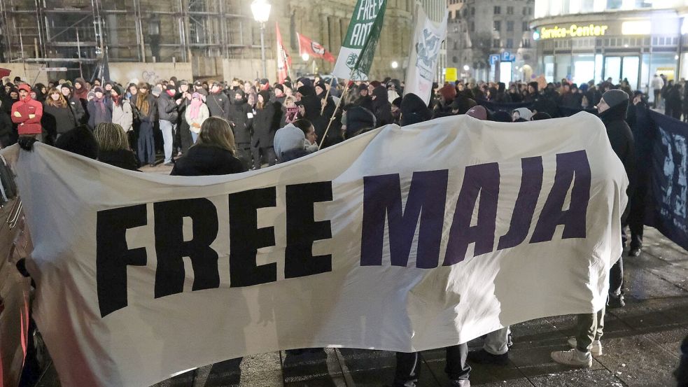 Demonstration in Leipzig gegen das Urteil im Fall Maja T. Auch in Berlin gingen mehrere hundert Menschen auf die Straße. Foto: Sebastian Willnow/dpa