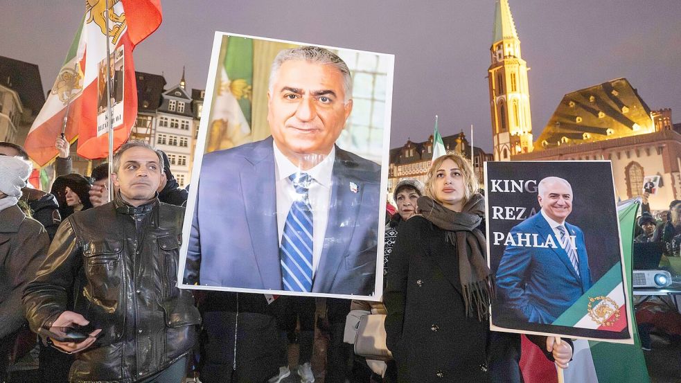 Bilder des Schah-Sohns werden auf Demonstrationen in Deutschland gezeigt. Foto: Boris Roessler
