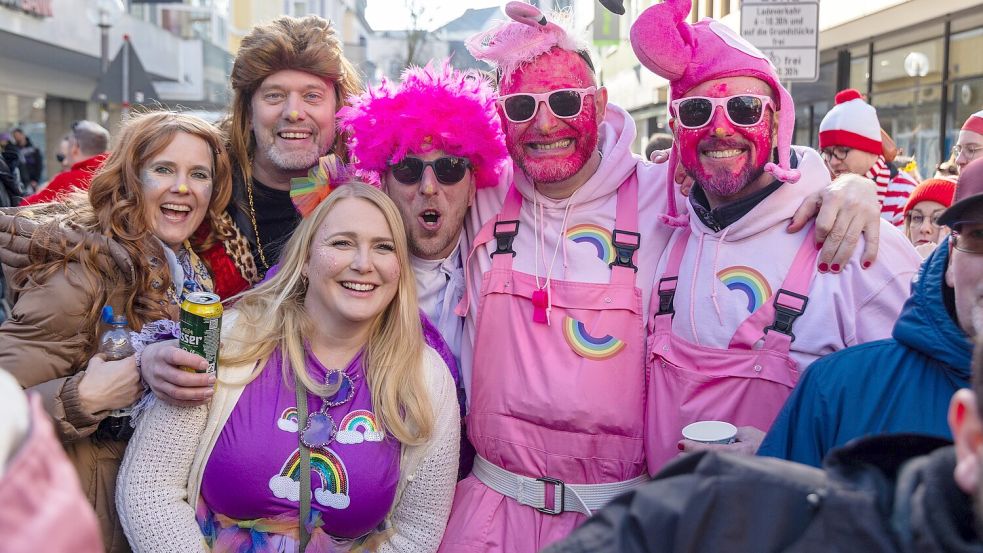Bunt kostümiert und geschminkt verfolgen jedes Jahr Tausende Karnevalsfreunde den Ossensamstagszug in Osnabrück – hier ein Bild von 2025. Foto: André Havergo