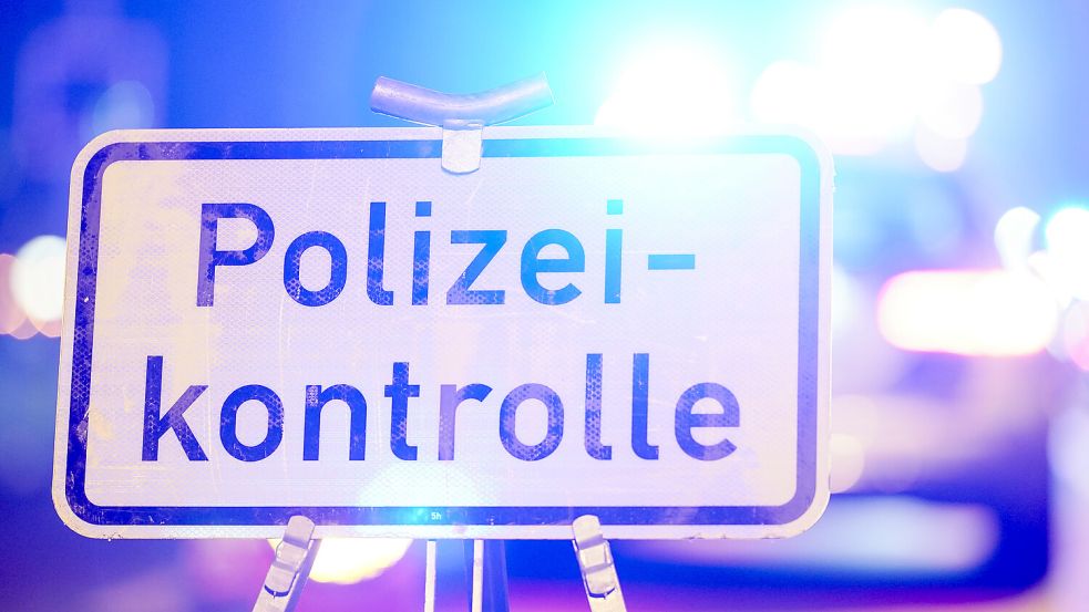 Ein Schild mit der Aufschrift „Polizeikontrolle“ weist auf selbige hin. Manchmal kommt die aber ganz unverhofft – beispielsweise wenn die Polizeibeamten mit Zivilfahrzeugen unterwegs sind. Symbolfoto: dpa-Bildfunk