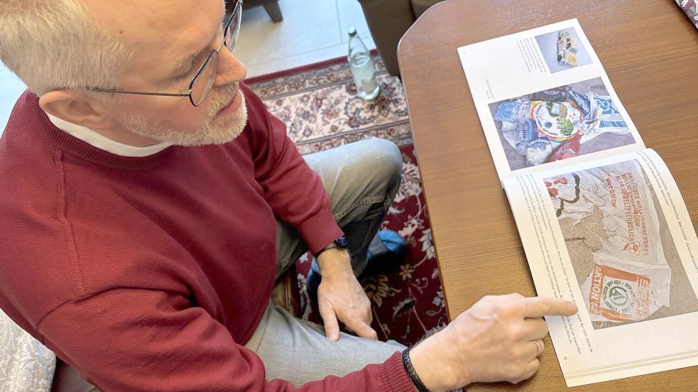 Rik Folkerts blättert in seinem Erstlingswerk, das viele Abbildungen von kuriosem Strandgut beinhaltet. Foto: Rebecca Kresse