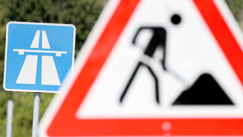 Wegen Rissbildungen an einem Untergurt, muss eine B6-Brücke in Bremen instandgesetzt werden. Foto: Jan Woitas/dpa