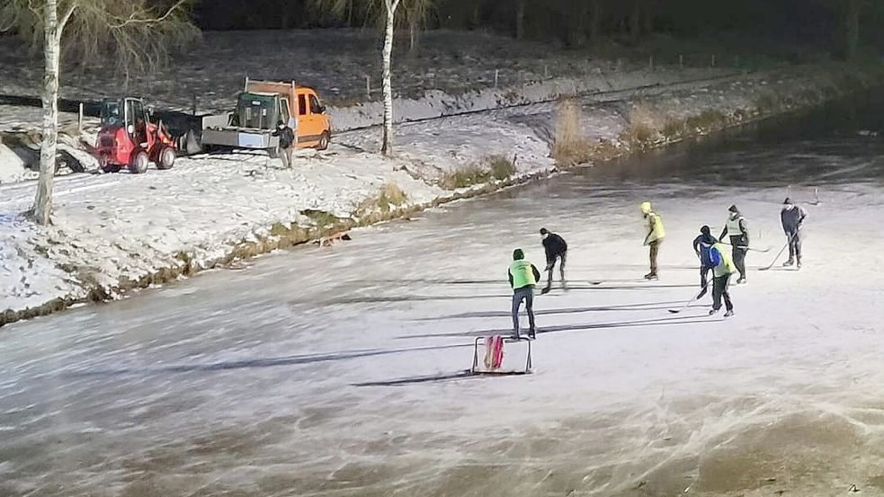 Erstmals seit vielen Jahren ist der Ems-Jade-Kanal östlich der Wiesenser Schleuse so weit zugefroren, dass er am Dienstagabend zum Schauplatz einer Eishockey-Partie wurde. Foto: Peter Mescher