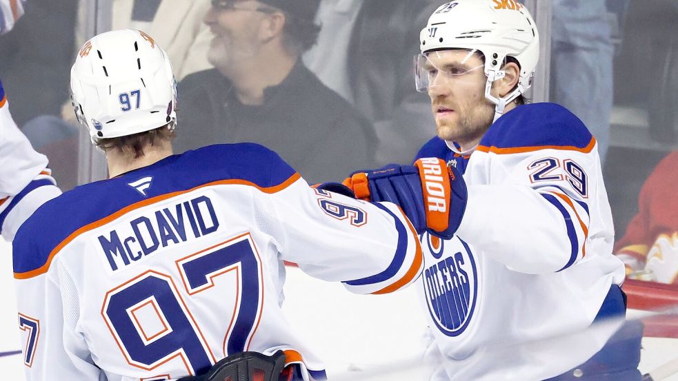 Leon Draisaitl (r.) stand am Mittwochabend noch in der NHL auf dem Eis Foto: Larry MacDougal/The Canadian Pre