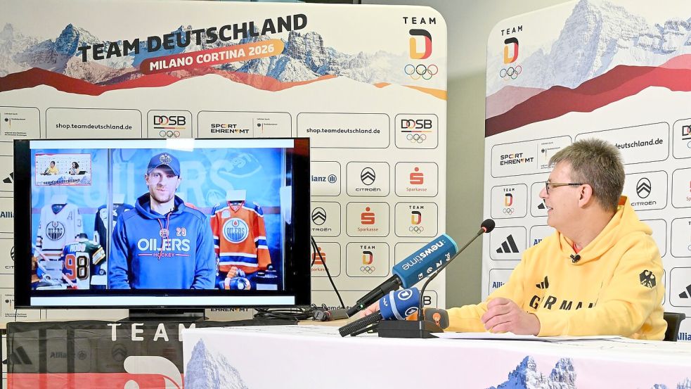 Aus logistischen Gründen wurde Leon Draisaitl bei der Vorstellung der deutschen Fahnenträger aus Kanada zugeschaltet Foto: Peter Kneffel