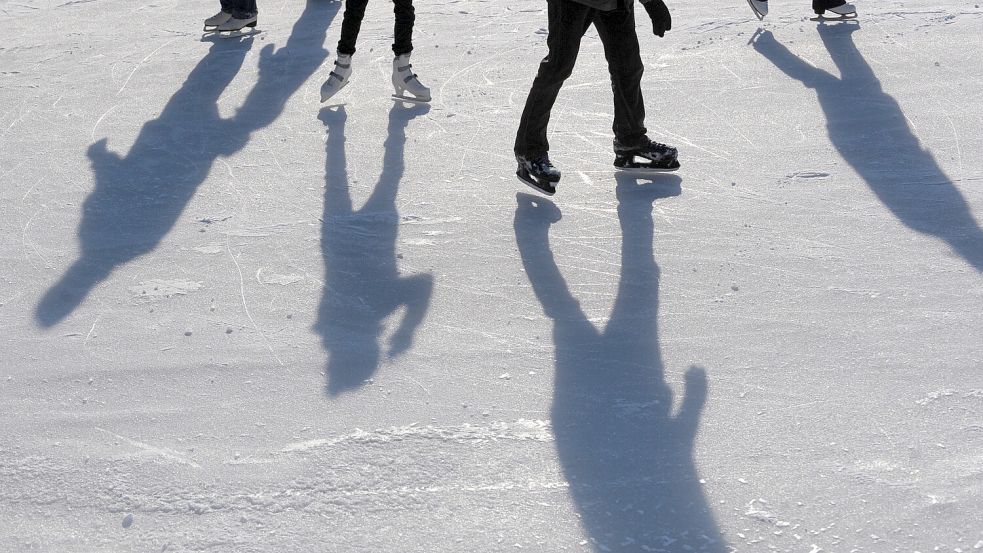 Eislaufen ist in Ostfriesland ein beliebtes Freizeitvergnügen. Doch gerade auf Kanälen lauern verborgene Gefahren, warnt der NLWKN. Foto: DPA