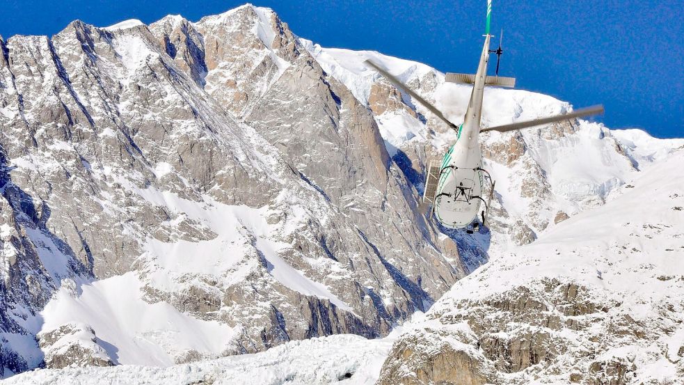 Rettungsteams der Bergwacht suchen noch im Lawinengebiet nach möglicherweise Verschütteten. (Archivbild) Foto: Thierry Pronesti/ANSA/AP/dpa