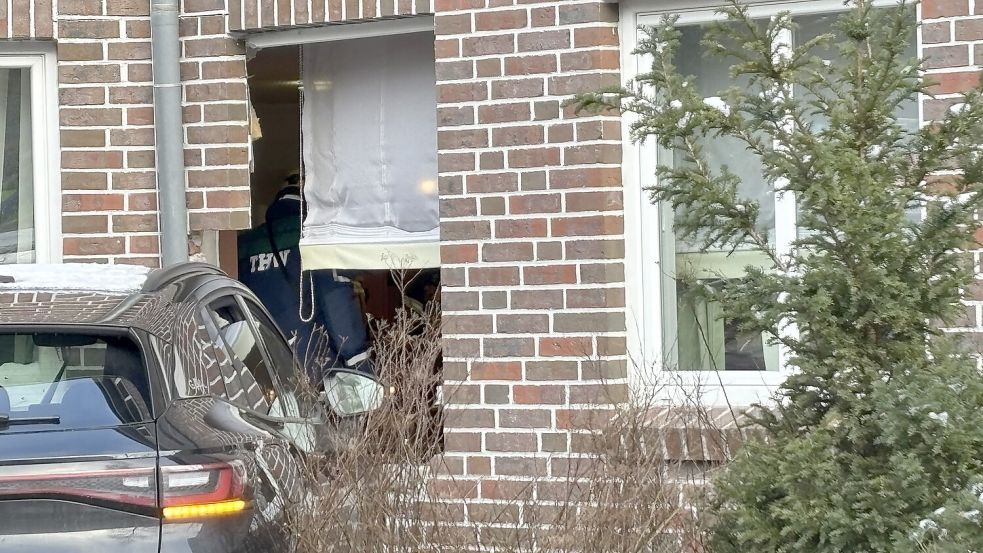 Ein Auto ist am Dienstagmorgen in die Seitenwand des Emder Ärztehauses gerast. Fotos: Mona Hanssen