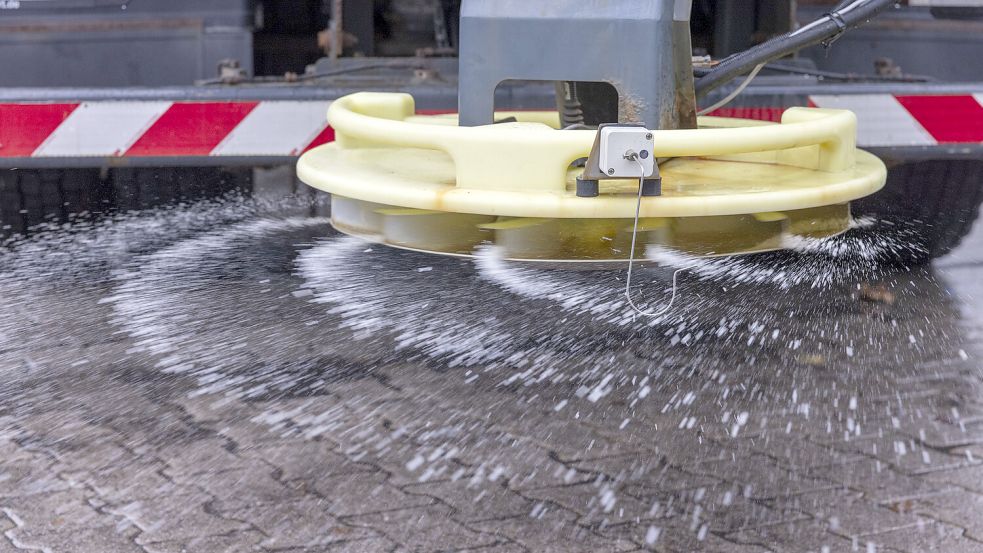 Die Stadt Norden hat nicht mehr genügend Streugut, um in allen Straßen in Norden gegen die Eisglätte vorzugehen. Foto: DPA