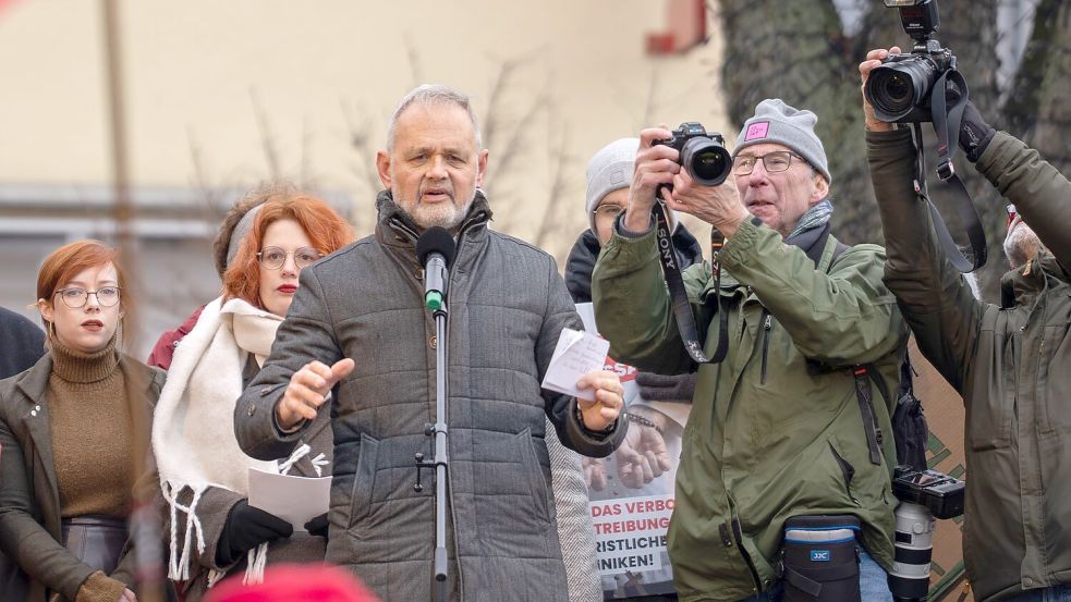 Mehrere hundert Menschen demonstrierten vor der Verhandlung Foto: Max Lametz/dpa