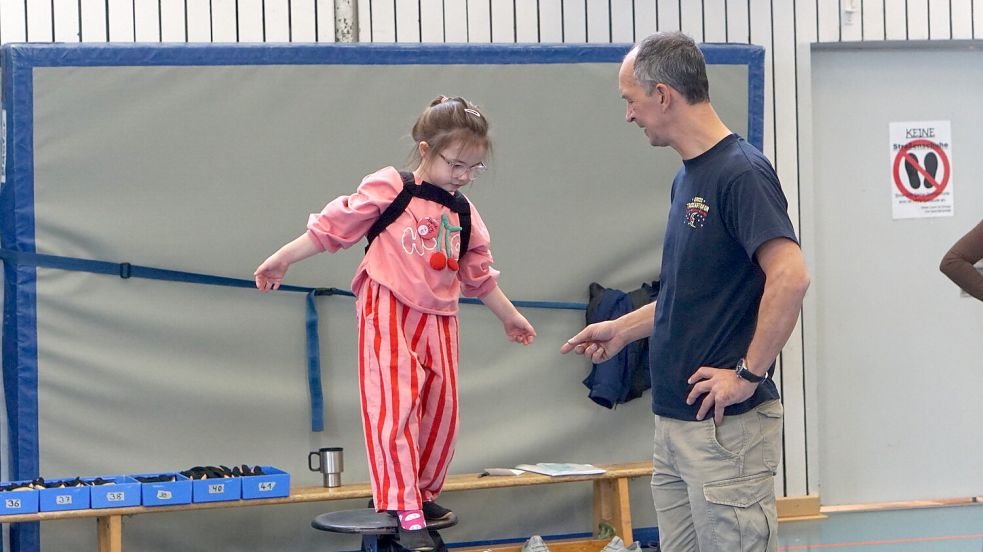 Das Balancieren auf dem Seil wirkt im ersten Augenblick leicht. Mit jedem Schritt wird es schwerer, das Gleichgewicht zu halten. Zirkusdirektor David Selle unterstützt die Kinder. Foto: Jurij Babanin