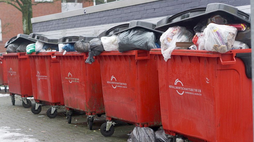 Viele Mülltonnen im Landkreis Aurich sind wegen der ausgefallenen Abfuhren überfüllt. Foto: Jurij Babanin