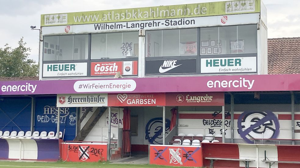 Die Schäden an den Trainerbänken im Stadion des TSV Havelse sind nach wie vor sichtbar. Foto: Benjamin Kraus