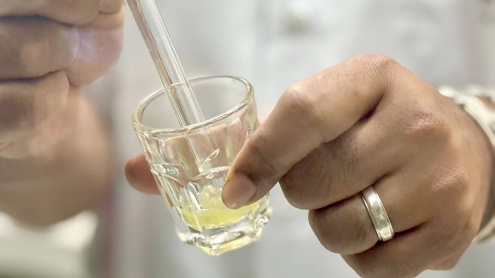 Das gefährliche Gift ist gelblich und zäh - und wichtig für die Produktion von Antiserum. Foto: Carola Frentzen/dpa