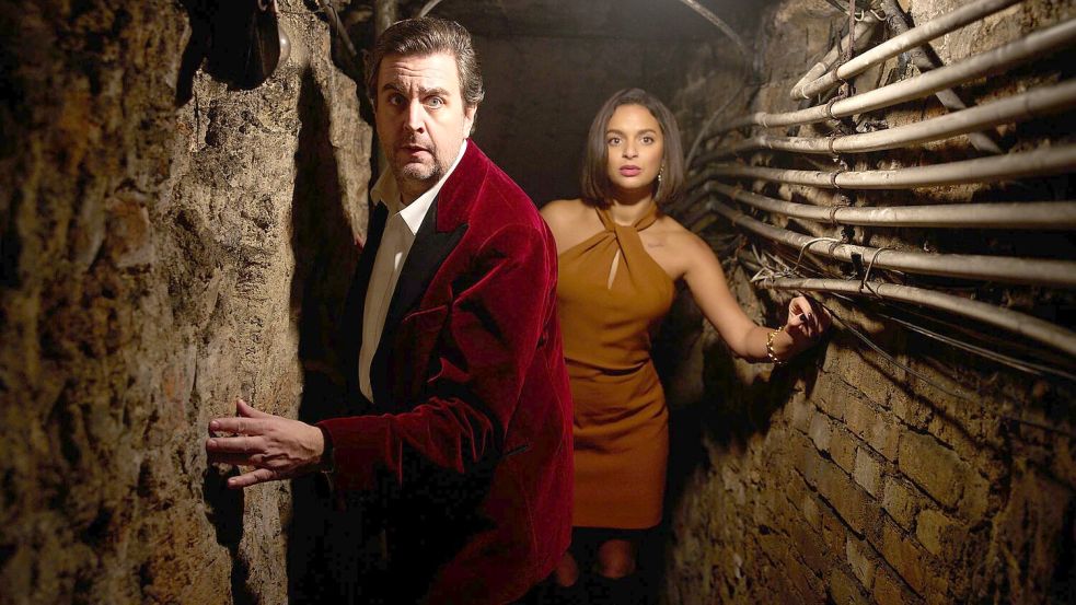 Bastian Pastewka und Tamara Romera Ginés in einer Szene des Krimis „Fabian und die mörderische Hochzeit“, der ab 6. Februar bei Prime Video zu sehen ist. (Archivbild) Foto: -