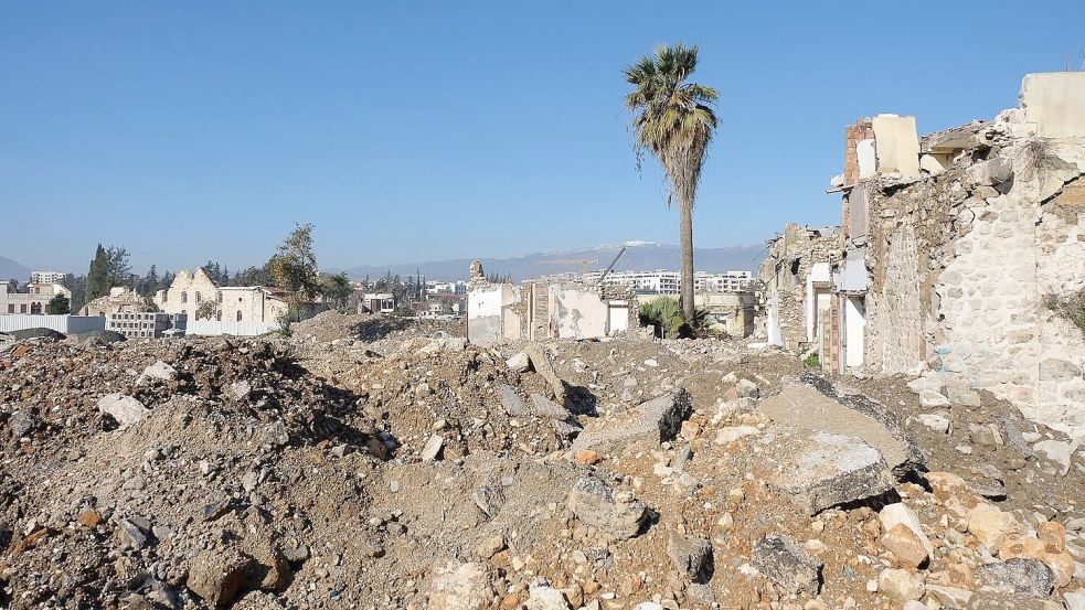 Links ist die Fassade der Kirche inmitten der Zerstörung zu sehen. Foto: Mirjam Schmitt/dpa