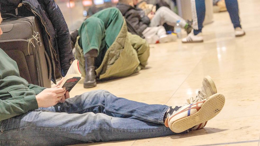 Die Menschen am Flughafen mussten am Morgen Geduld aufbringen. Foto: Carsten Koall/dpa
