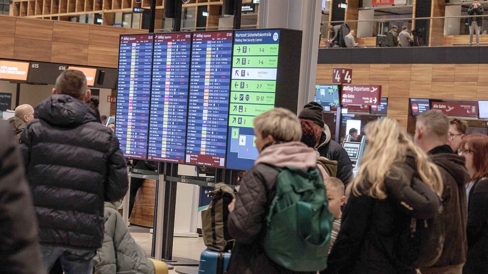 Wann der Flugbetrieb wieder aufgenommen werden kann, war am Morgen noch unklar. Foto: Carsten Koall/dpa