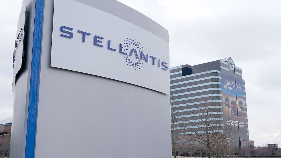 Auch die E-Auto-Politik der US-Regierung macht Stellantis zu schaffen. (Archivbild) Foto: Carlos Osorio/AP/dpa