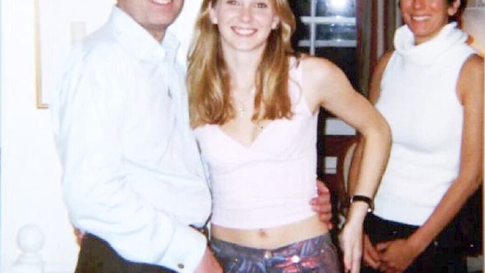 Auf diesem undatierten Foto ist Prinz Andrew mit der mittlerweile verstorbenen Virginia Giuffre zu sehen – und mit Ghislaine Maxwell. Die Echtheit des Bildes hatte der Ex-Royal stets bestritten. Foto: picture alliance/dpa/US Department Of Justice