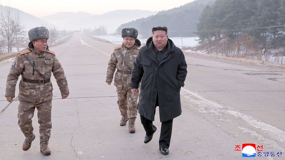 Nordkorea wird wegen des von Machthaber Kim Jong Un geförderten Atomwaffenprogramm mit weitreichenden UN-Sanktionen belegt. (Archivbild) Foto: Uncredited/KCNA via KNS/AP/dpa