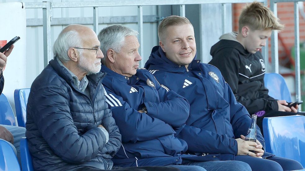Ein bitterer Moment: TSV-Trainer Sören Tomljanovic (von rechts) und Kotrainer Wolfgang Niehues mussten sich Mitte Oktober 2025 das Heimspiel gegen Eintracht Ihlow von der Tribüne aus anschauen. Beide hatten im Spiel zuvor in Suurhusen die Rote Karte gesehen und waren für das Topspiel gegen Ihlow gesperrt. Riepe verlor 2:3. Foto: Wilfried Gronewold
