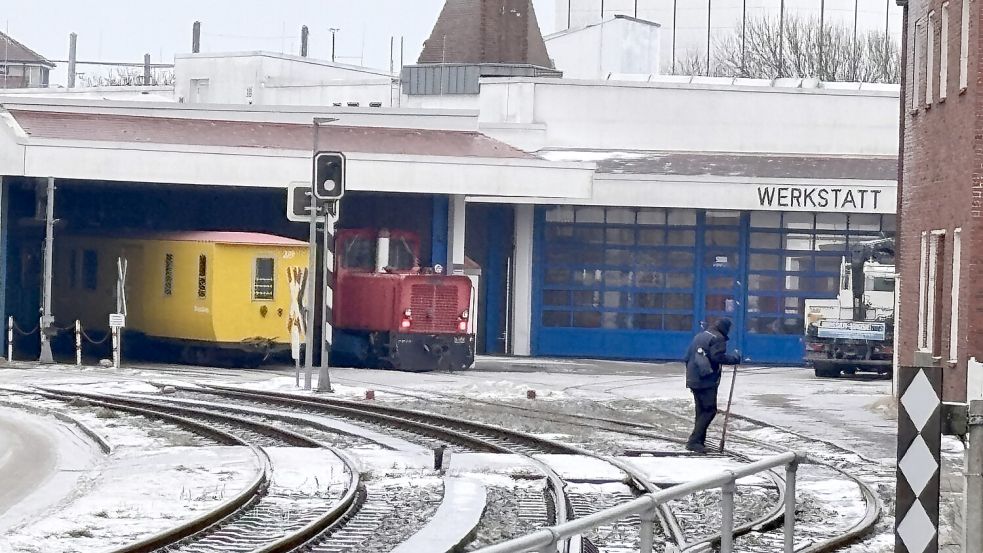 Eine Lok der Borkumer Kleinbahn war am Donnerstag in einen Unfall verwickelt. Foto: Florian Ferber