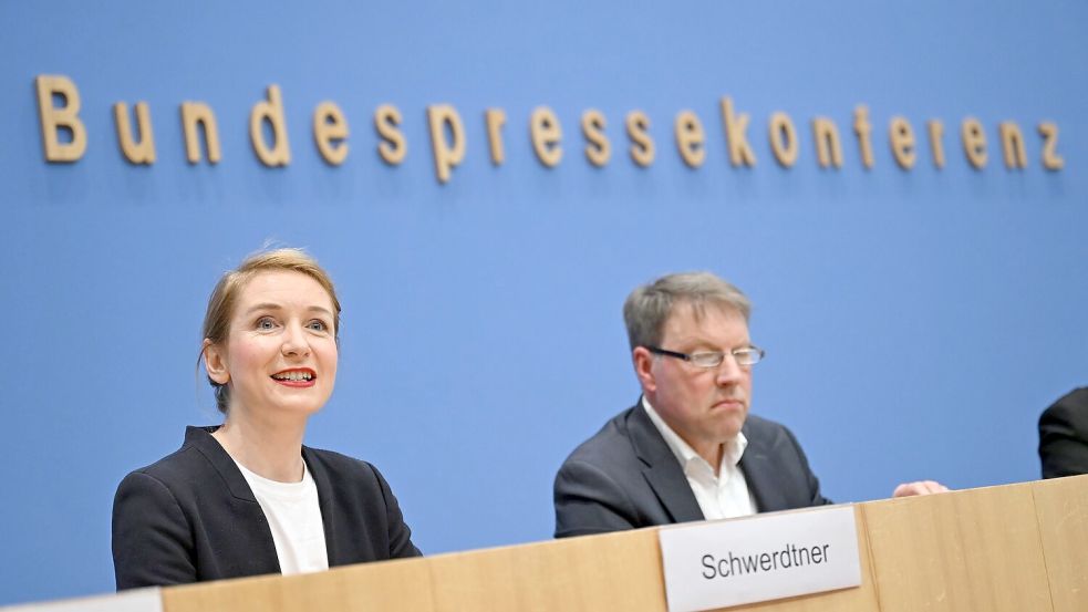 Das DIW hat mögliche Steuereinnahmen im Auftrag der Linken berechnet - die Ergebnisse stellten Parteichefin Ines Schwerdtner und Forscher Stefan Bach vor. Foto: Elisa Schu/dpa