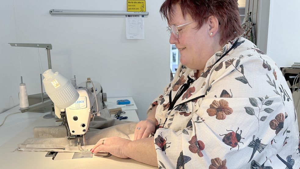 Ganz in ihrem Element: An der Nähmaschine fühlt sich die gelernte Damenschneiderin am wohlsten. Ihr Wissen gibt sie unter anderem in Nähkursen weiter. Foto: Mieke Matthes