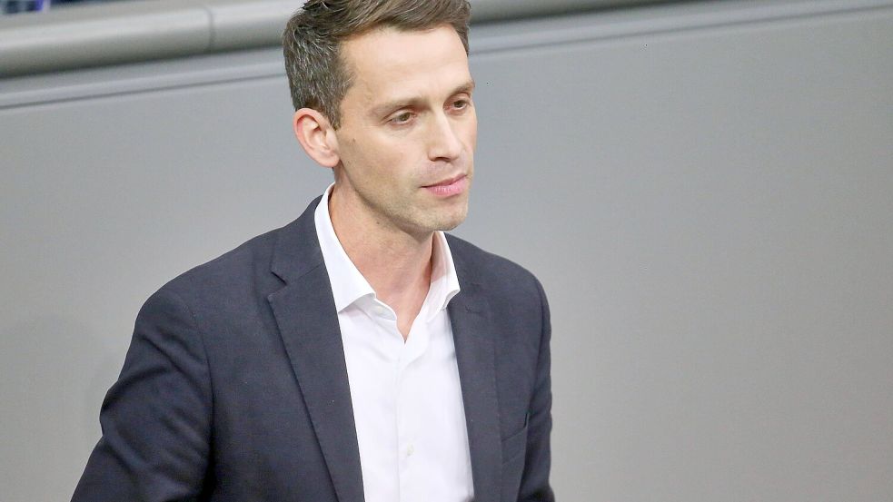 Grünen-Finanzpolitiker Andreas Audretsch kritisiert „Verschiebebahnhöfen und Haushaltstricksereien“ beim Sondervermögen. Foto: IMAGO/dts Nachrichtenagentur