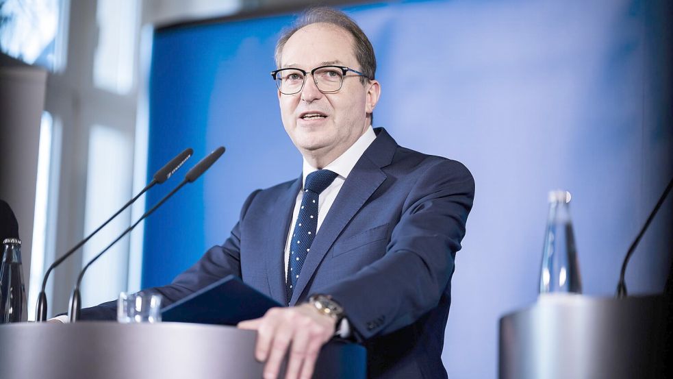 Bundesinnenminister Alexander Dobrindt ist gegenüber dem Verfassungsschutz weisungsbefugt, wenn es etwa um dessen inhaltliche Schwerpunkte geht. Foto: dpa/Christoph Soeder