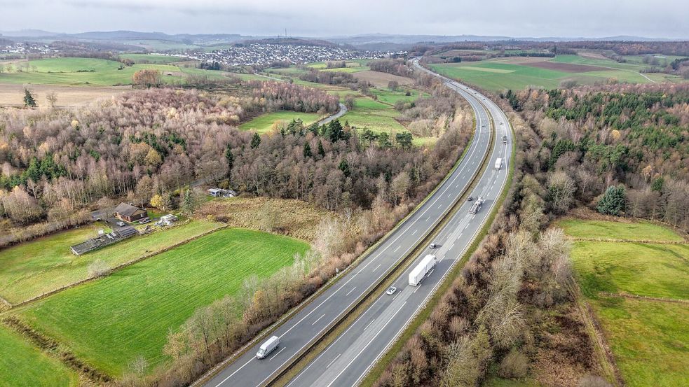 Auf diesem Teilstück der A45 wurden Mitte November die abgetrennten Hände der Frau gefunden. (Archivbild) Foto: Alex Talash/dpa