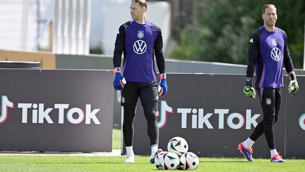 Das Duell der Torhüter Neuer und Baumann (r) ist in den Fokus gerückt. Wegen eines Infekts von Neuer wackelt es. (Archivbild) Foto: Federico Gambarini