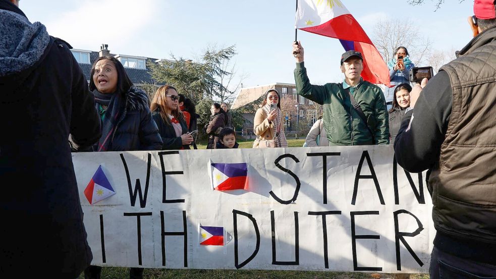 Zu den sieben Beschuldigten, die derzeit in Haft sind, zählt der ehemalige philippinische Präsident, Rodrigo Duterte. Dessen Anhänger demonstrieren regelmäßig in Den Haag. (Archivbild) Foto: Omar Havana/AP/dpa