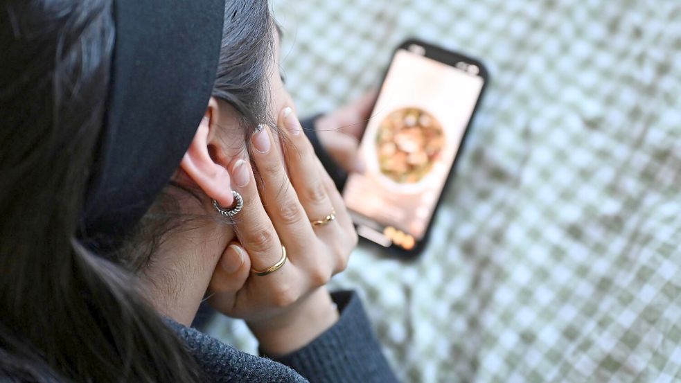 Eine Sorge vieler Menschen ist, welchen Inhalten Kinder in sozialen Medien ausgesetzt sind, und wie sich die stundenlange Nutzung auf sie auswirkt. (Symbolbild) Foto: Elisa Schu/dpa