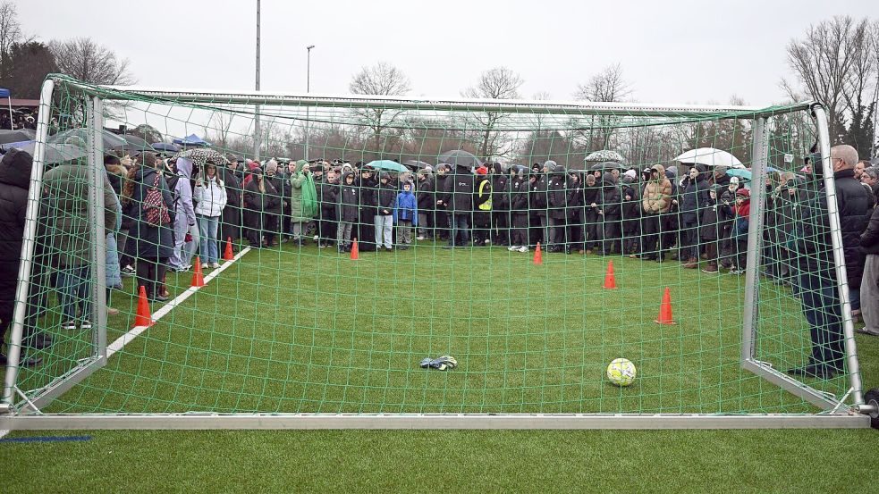 In Dormagen nehmen die Menschen Abschied von Yosef. Foto: Federico Gambarini