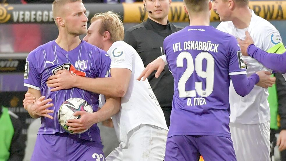 Ob es so hitzig wird wie im Dezember 2020 zwischen dem VfL Osnabrück (links Timo Beermann) und dem TSV Havelse? Mehr Tore sollten es aber sein - die Partie endete 0:0. Foto: Helmut Kemme