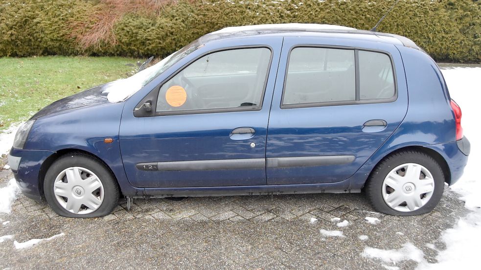Die Reifen des Renault wurden zerstochen, seine Spiegel und Scheibenwischer abgebrochen. Foto: Thomas Dirks
